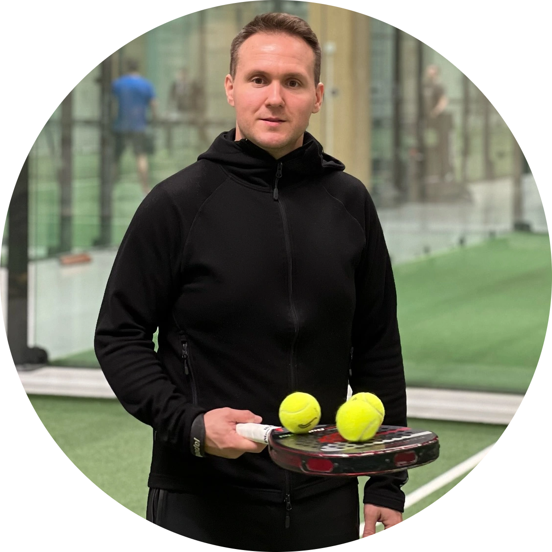 Professional business consultant in executive attire representing Ihmislähtöistä padelvalmennusta ammattitaidolla consulting services against modern corporate cityscape